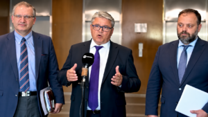 Η ΝΙΚΗ ανοίγει νέο μέτωπο με την κυβέρνηση – Νατσιός: «Ποιος βαθμολογεί τους Έλληνες και ποιος βλέπει τη βαθμολογία τους;» | ΒΙΝΤΕΟ