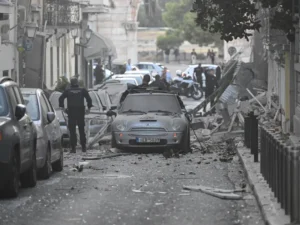Ισχυρή έκρηξη στην Πλάκα – Κατέρρευσε κτίριο, τραυματίστηκε περαστικός